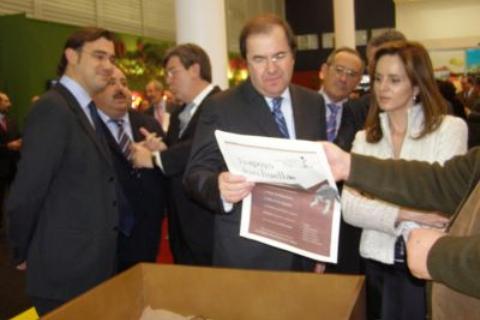 Juan Vicente Herrera y Silvia Clemente leyendo el Diario de los Dinosaurios